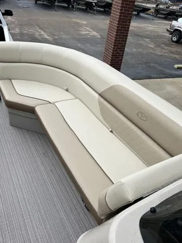 Slide: The Image of Veranda VISTA22RC Tri-Toon 2025 - 17