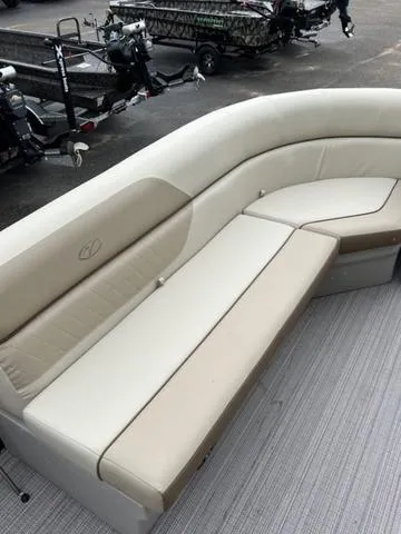 Slide: The Image of Veranda VISTA22RC Tri-Toon 2025 - 18