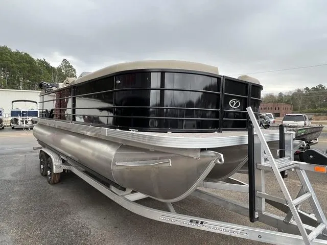 Slide: The Image of Veranda VISTA22RC Tri-Toon 2025 - 4