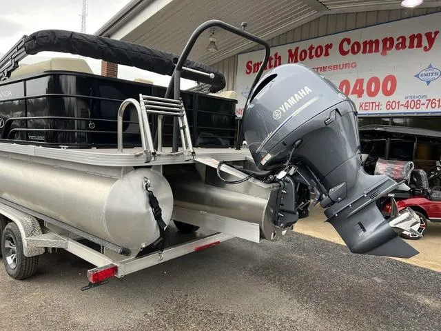 Slide: The Image of Veranda VISTA22RC Tri-Toon 2025 - 7