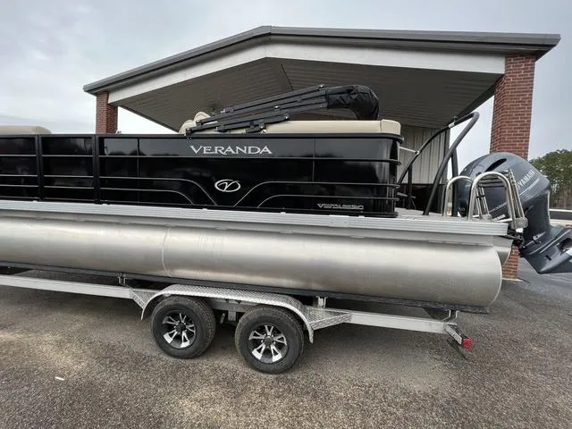 Slide: The Image of Veranda VISTA22RC Tri-Toon 2025 - 8