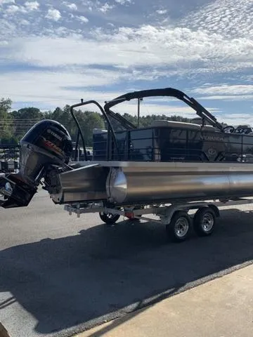 Slide: The Image of Veranda VISTA22RC Tri-Toon 2025 - 10