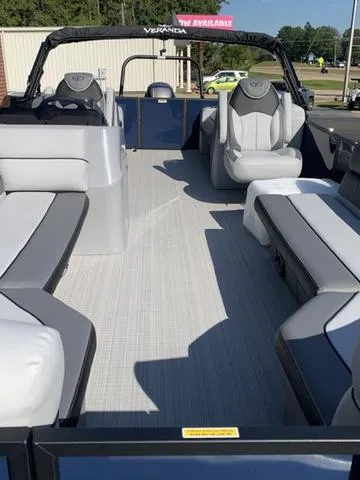 Slide: The Image of Veranda VISTA22RC Tri-Toon 2025 - 12