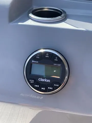 Slide: The Image of Veranda VISTA22RC Tri-Toon 2025 - 13