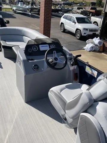 Slide: The Image of Veranda VISTA22RC Tri-Toon 2025 - 15