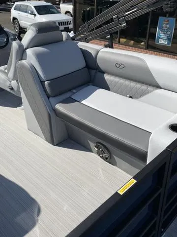 Slide: The Image of Veranda VISTA22RC Tri-Toon 2025 - 17