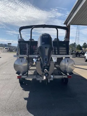 Slide: The Image of Veranda VISTA22RC Tri-Toon 2025 - 20