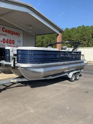 Slide: The Image of Veranda VISTA22RC Tri-Toon 2025 - 23