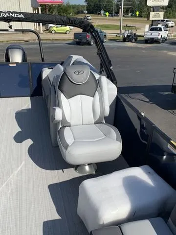 Slide: The Image of Veranda VISTA22RC Tri-Toon 2025 - 3