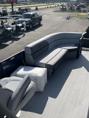 Slide: The Image of Veranda VISTA22RC Tri-Toon 2025 - 4