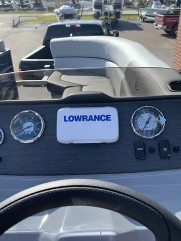 Slide: The Image of Veranda VISTA22RC Tri-Toon 2025 - 6