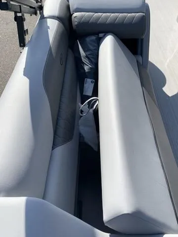 Slide: The Image of Veranda VISTA22RC Tri-Toon 2025 - 7