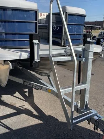 Slide: The Image of Veranda VISTA22RC Tri-Toon 2025 - 9