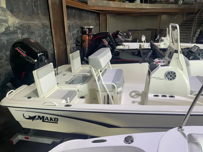Slide: The Image of 2024 Mako Pro Skiff 19 CC boat in showroom, side view. - 4