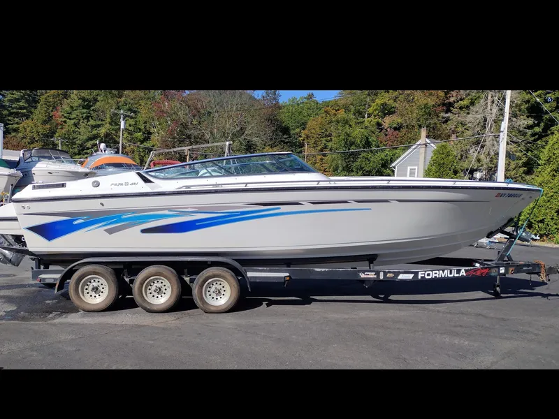 The Image of 1991 Formula 272 SR1 boat on a trailer, side view. - 0