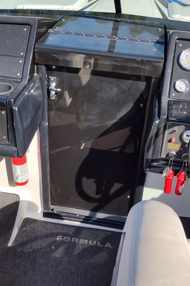 Slide: The Image of 1991 Formula 272 SR1 boat cockpit with control panel and fire extinguisher. - 36