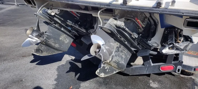 Slide: The Image of 1991 Formula 272 SR1 boat with dual propellers and outdrives. - 8