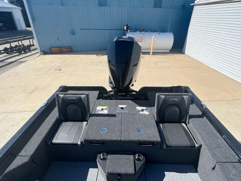 Slide: The Image of 2024 Lund 1875 Pro-V Bass XS boat, rear seating and motor view. - 18