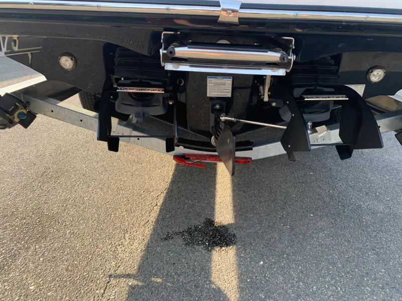 Slide: The Image of 2023 Yamaha Boats 255 FSH Sport E rear view showing propulsion system. - 8