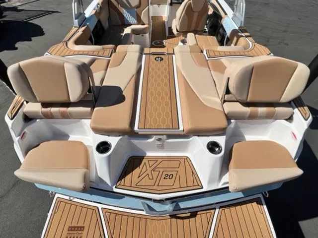 Slide: The Image of MasterCraft XT20 2024 - 10