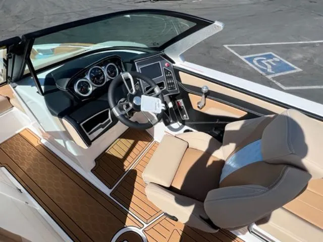 Slide: The Image of MasterCraft XT20 2024 - 12