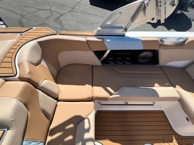 Slide: The Image of MasterCraft XT20 2024 - 14