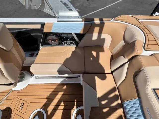 Slide: The Image of MasterCraft XT20 2024 - 16