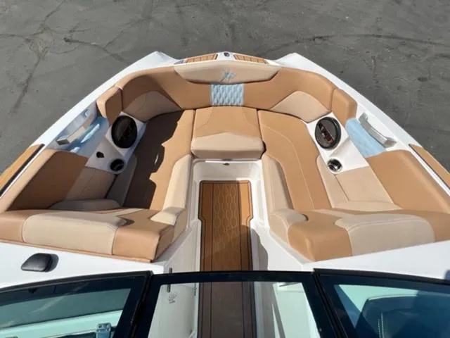 Slide: The Image of MasterCraft XT20 2024 - 17