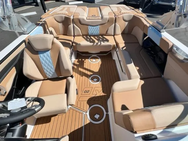 Slide: The Image of MasterCraft XT20 2024 - 18