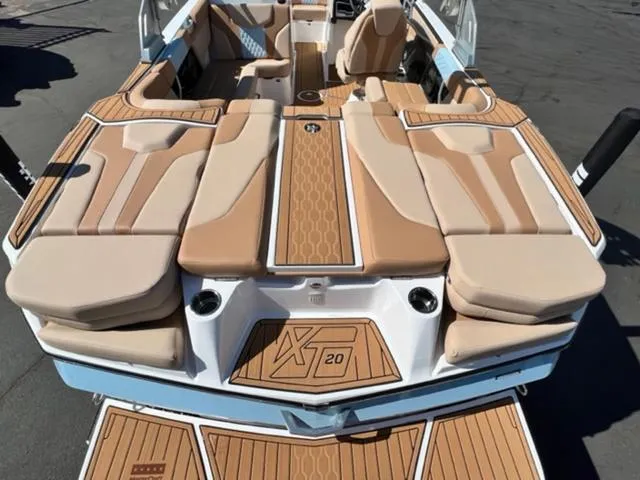Slide: The Image of MasterCraft XT20 2024 - 9