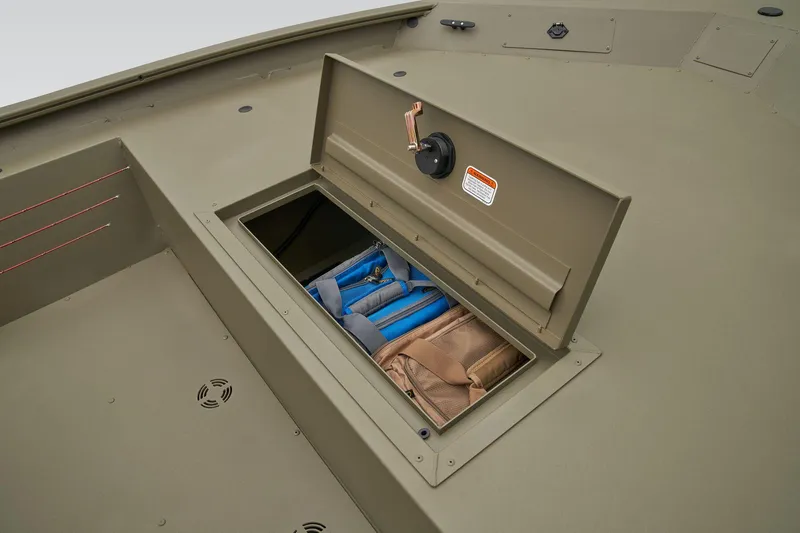 Slide: The Image of Tracker Grizzly 1860 CC 2024 - 14