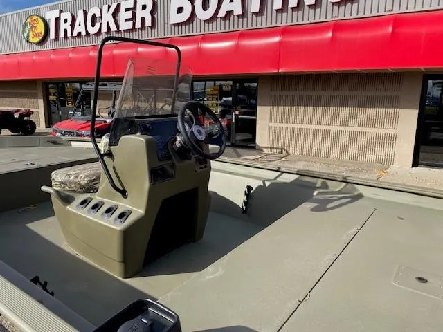 Slide: The Image of 2024 Tracker Grizzly 1860 CC boat at Tracker Boating Center. - 3
