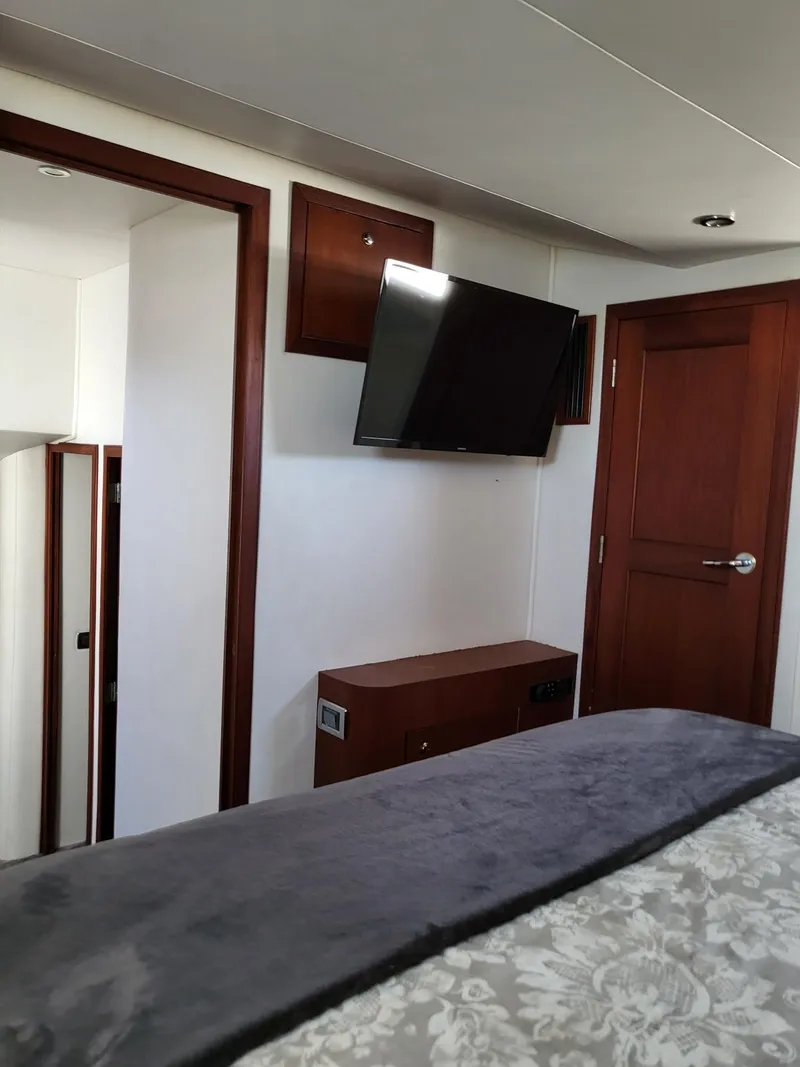 Slide: The Image of Interior of 2005 Pacific Mariner 65 SE Motoryacht with TV and wooden cabinetry. - 17