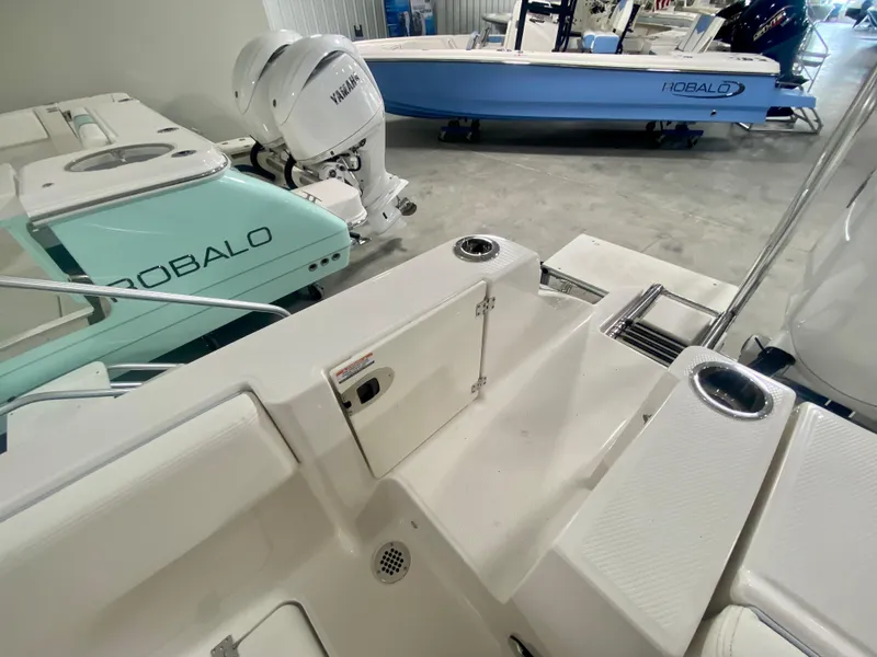 Slide: The Image of 2024 Robalo R250 boat interior with Yamaha engines in showroom. - 6