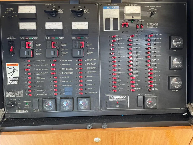 Slide: The Image of Bayliner 4788 Pilot House Motoryacht 1998 - 72