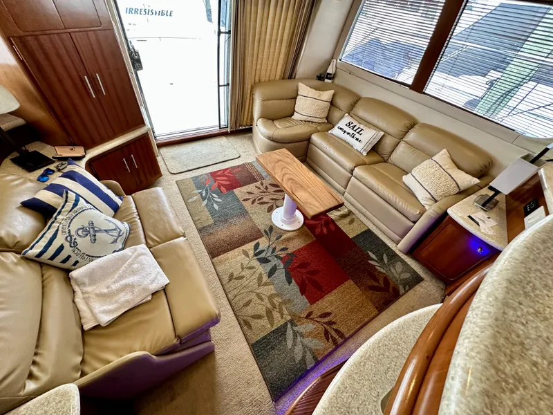 Slide: The Image of Interior of 1999 Carver 450 Pilothouse with cozy seating and colorful rug. - 32