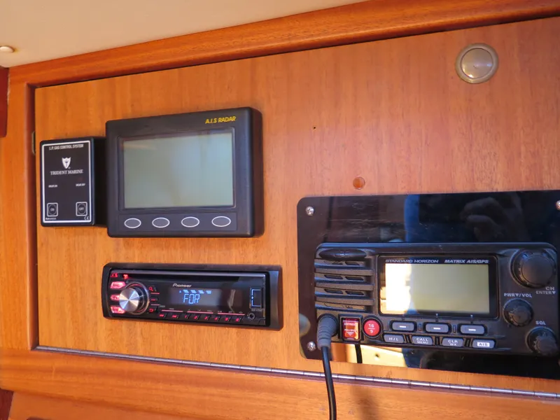 Slide: The Image of Navigation and communication equipment on 2002 Arcona 355 Sloop sailboat. - 27