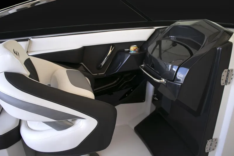 Slide: The Image of 2024 Monterey 275 Super Sport boat interior with modern helm and comfortable seating. - 22