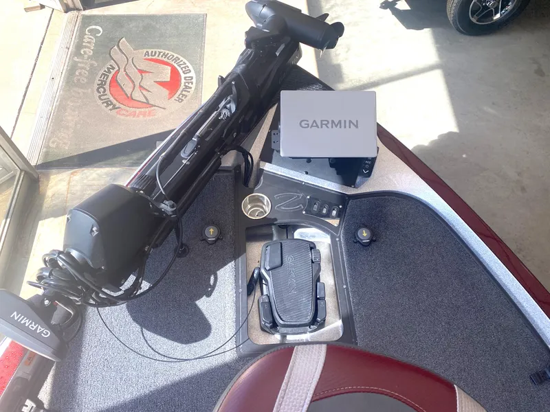 Slide: The Image of 2021 Ranger Z521L boat deck with Garmin electronics and trolling motor. - 16