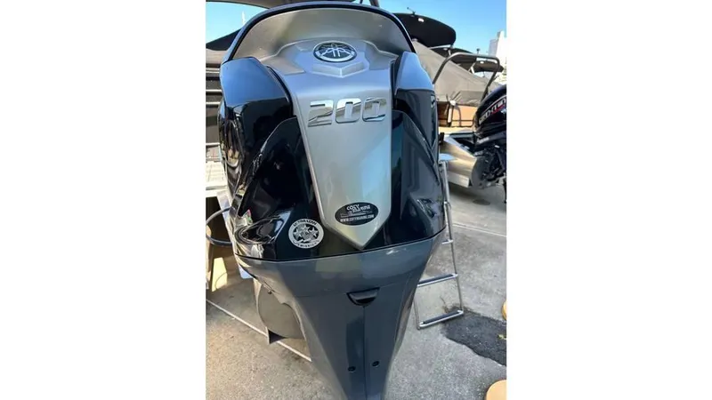 Slide: The Image of 2023 Veranda VP22RC boat with a 200 horsepower engine. - 2