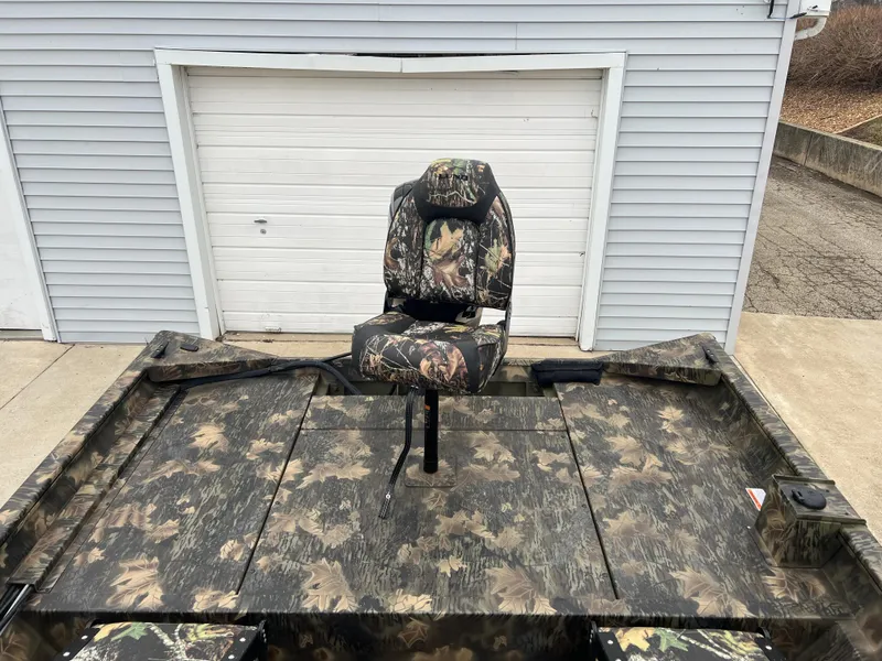 Slide: The Image of 2024 Lund 1870 Predator SC boat with camo seat and deck. - 20