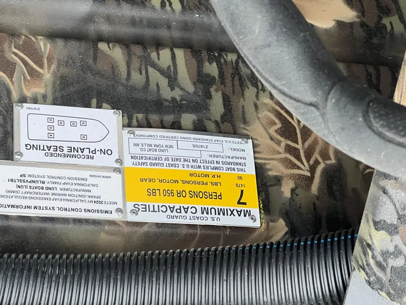 Slide: The Image of 2024 Lund 1870 Predator SC boat capacity and safety labels. - 22