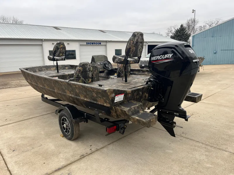 Slide: The Image of 2024 Lund 1870 Predator SC boat with Mercury outboard motor in camo finish. - 4