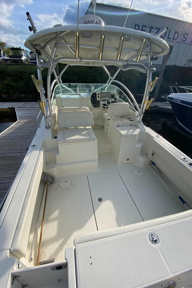 Slide: The Image of 2007 Hydra-Sports 2900VX boat with spacious deck and seating at a marina. - 6