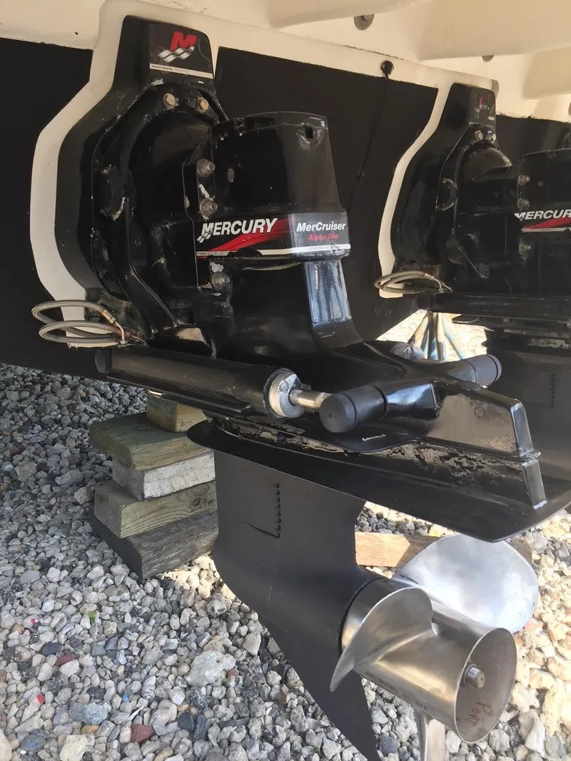 Slide: The Image of 2004 Sea Ray 280 Sundancer with Mercury MerCruiser outdrive, displayed on gravel. - 18