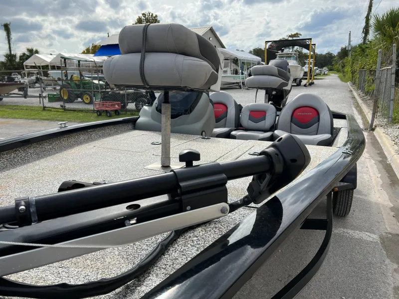 Slide: The Image of 2015 Tracker Pro Team 175 TXW fishing boat with seating and equipment. - 7