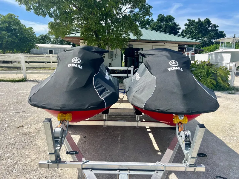 Slide: The Image of 2022 Yamaha WaveRunner VX Cruisers Limited on trailer with covers. - 19