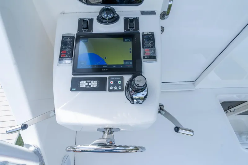 Slide: The Image of Viking 62 Enclosed Bridge Tail Dancer-Electronics - 33