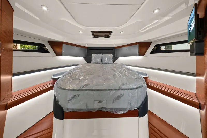 Slide: The Image of Boston Whaler 405 CONQUEST 2025 - 19