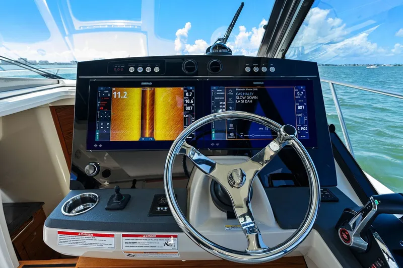 Slide: The Image of Boston Whaler 405 CONQUEST 2025 - 87